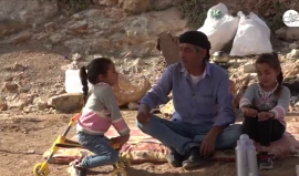 مواطن من تجمع "عين سامية البدوي" شرق رام الله يعبر عن استيائه من تهميش السلطة لأهالي منطقته التي تعرضت للهدم من الاحتلال