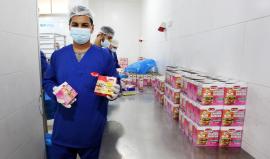 في غزة.. أول مصنع لـ"برغر" الدجاج واللحم يَغزو السوق المحلية ويلقى رواجاً