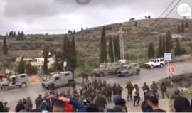 فلسطينيون يهتفون لقائد هيئة أركان كتائب القسام محمد ضيف خلال تظاهرهم أمام جنود الاحتلال على مدخل قرية برقة في نابلس بعد تعرض القرية لهجوم عنيف من قبل المستوطنين