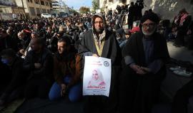 أداء صلاة الجمعة ووقفة تضامنية مع الأسرى في سجون الاحتلال أمام مقر الصليب الأحمر بغزة