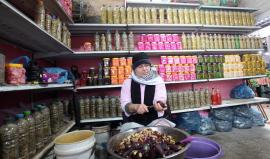 أمين أبو الكاس يستغل هوايته ليريح السيدات العاملات