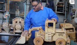 الفلسطيني علاء الدمّاغ.. رحلة علاجه من سرطان الغدد لم توقفه عن ممارسة هوايته في المجسمات الخشبية