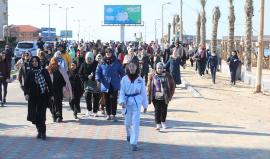 نساءٌ غزيات يمارسن رياضة المشي على الشاطئ لتعزيز دورهن في المؤسسات الرياضية