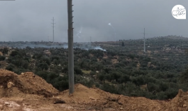 رغم إغلاق الطرقات بالسواتر الترابية.. متظاهرون  يشتبكون مع الاحتلال في قرية بيتا جنوب نابلس رفضا للاستيطان