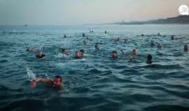 "عشاق السباحة" بغزة.. يمارسون هوايتهم في مربعانية الشتاء