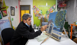 المهندس المعماري الفلسطيني إبراهيم إرحيم يلجأ إلى رسم اللوحات وبيعها نظرا للكساد الاقتصادي الذي يعانيه قطاع غزة