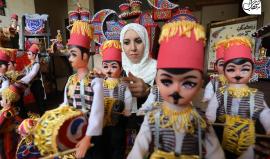 الفلسطينية حنان المدهون تُبدع بصناعة الزينة الرمضانية المصرية في غزة