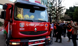 الدفاع المدني في غزة يستعرض أول سيارة إطفاء محلية الصنع