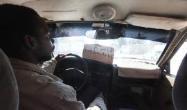 "أنا صم بكم إذا أردت أن تنزل اهمزني".. عبارة تُزين مركبة سائق أصم في النصيرات