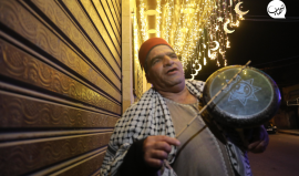 بين مخيم اليرموك وغزة.. المسحراتي نزار الدباس يواصل مهنته منذ أكثر من 30 عاماً