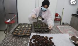 سيدات يبدعن بصناعة أصنافًا متعددة من الحلويات والمقبلات التي يكثر الاقبال عليها خلال شهر رمضان