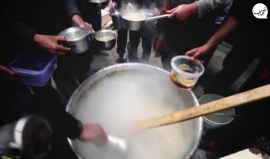 مبادرة فردية لتوزيع الطعام على الفقراء في حي الشجاعية بغزة خلال شهر رمضان