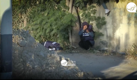 قناصة الاحتلال يطلقون الرصاص خلال إخلاء الصحفية شيرين أبو عاقلة التي أصيب برصاصة في رأسها