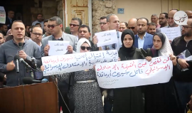 صحفيون فلسطينيون ينظمون وقفة في غزة تنديدا بجريمة الاحتلال بحق الزميلة الصحفية شيرين أبو عاقلة