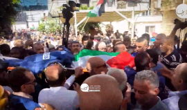 دموع وحزن شديد خلال وداع الصحفية شيرين أبو عاقلة بكنيسة دير اللاتين في جنين