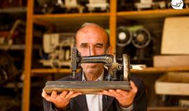 منذ نصف قرن.. الفلسطيني زكريا الجيار (55 عاما) يحفظ مهنة تصليح ماكينات الخياطة من الاندثار