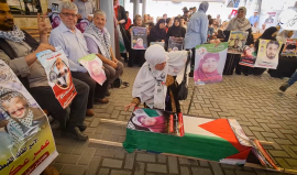 أهالي الأسرى يرددون تكبيرات العيد خلال اعتصامهم الأسبوعي في مقر الصليب الأحمر بغزة