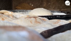 الحاجة فاطمة حماد "57 عاما" تصنع خبز الطابون التقليدي منذ أكثر من 40 عاماً في بلدة جماعين جنوب مدينة نابلس