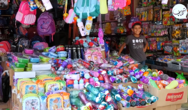 غزّيون يتسوقون استعدادًا لاستقبال العام الدراسي الجديد