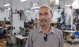 تصنيع الحقائب المدرسية في غزة مع اقتراب العام الدراسي الجديد 2022 / 2023