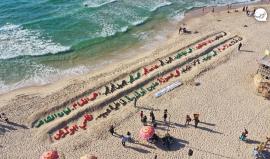 افتتاح أكبر منحوتة رملية في فلسطين بطول 100 متر تضم أسماء الشـهــــداء الأطفال