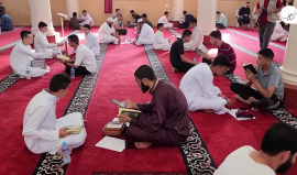 فلسطينيون يشاركون في مشروع "سرد سورة البقرة" على جلسة واحدة بدير البلح وسط قطاع غزة