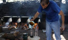 عائلة عرفة بالخليل تُبدع بالحفاظ على صناعة "دبس العنب" بالطريقة التراثية القديمة، استعداداً لبيعه في الأسواق المحلية