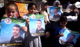 وقفة تضامنية مع الأسير المضرب عن الطعام ناصر أبو حميد، أمام مقر الصليب الأحمر في غزة