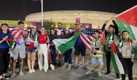 مشجعون أمريكيون في كأس العالم قطر2022 يوجهون رسائل دعم للفلسطينيين بمناسبة اليوم العالمي للتضامن مع الشعب الفلسطيني