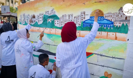 فنانون يرسمون جدارية "سنصلي في القدس" في ميناء غزة في الذكرى الـ 105 لوعد بلفور المشؤوم