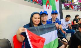 تضامن عالمي مع فلسطين.. مشجعون من جنسيات مختلفة يرفعون العلم الفلسطيني في مونديال قطر