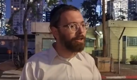 قصة الصحفي الإسرائيلي الذي اعتقله الاحتلال لوصفه فلسطينيًا بـ "البطل"