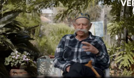 أحد منفذي مجزرة الطنطورة يشرح كيف كان يقتل الفلسطينيين برشاشه وهو يفتخر ضاحكًا بإجرامه