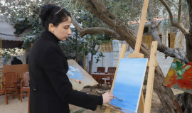 الفنانة الفلسطينية فرح قرموط ترسم لوحات تعبر عن الحصار "الإسرائيلي" المفروض على قطاع غزة