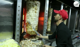 صاحب مطعم بغزة يُطلق مبادرة "كرماء فلسطين" لتوزيع وجبات الشاورما على الأسر الفقيرة