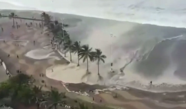 الأمواج تغمر أحد الشواطئ التركية بفعل الهزة الارتدادية