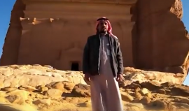 صحفي إسرائيلي يتجول في السعودية ويقترب من قبر الرسول محمد ﷺ !