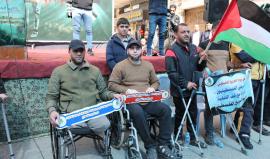 في يوم الجريح الفلسطيني.. اعتصام للجرحى أمام مقر الصليب الأحمر بمدينة غزة