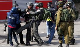 قوات الاحتلال تعتدي على صحفيين فلسطينيين - أرشيف