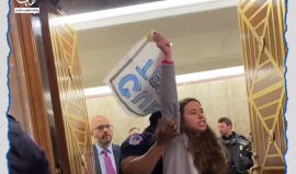 نشطاء يقاطعون وزير الخارجية الأمريكي بسبب دعم بلاده للاحتلال الإسرائيلي