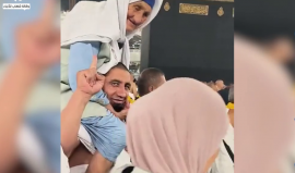 "ووصينا الإنسان بوالديه حسنا".. معتمر يحمل والدته على أكتافه أثناء الطواف حول الكعبة المشرفة