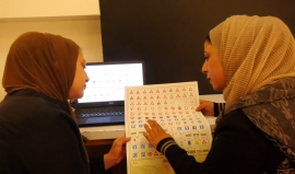 بعد تخرجها من كلية الإعلام.. أروى أبو رجيلة تُحارب البطالة بمهنة تدريب القيادة في مدينة غزة