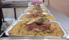 فلسطينيون يُعدون وجبات الإفطار للعائلات المتعففة في قطاع غزة