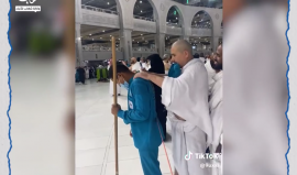 معتمر يخفف عن عمال الحرم المكي