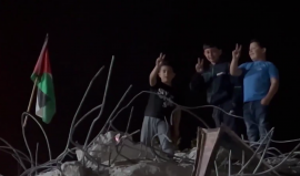 فلسطينيون يتفقدون منزل الأسير يونس هيلان بعد هدمه من قوات الاحتلال في قرية حجة شرق قلقيلية