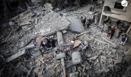 حارة كاملة دمّرها الاحتلال.. مشاهد من قصف الاحتلال لمنزل عائلة أبو عبيد وتضرر عدة منازل حوله في دير البلح وسط قطاع غزة