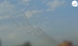 لحظة اطلاق رشقة صاروخية من غزة تجاه مستوطنة "رحوفوت" جنوب " تل أبيب"