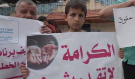 وقفة غاضبة أمام مبنى الأمم المتحدة بغزة احتجاجا على وقف برنامج الأغذية العالمي "WFP" توزيع القسائم الشرائية