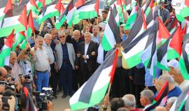 جماهير حاشدة تشارك في مسيرة الأعلام الفلسطينية على الحدود الشرقية لمدينة غزة