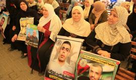 فلسطينيون يشاركون في وقفة تضامنية مع الاسرى في سجون الاحتلال الاسرائيلي